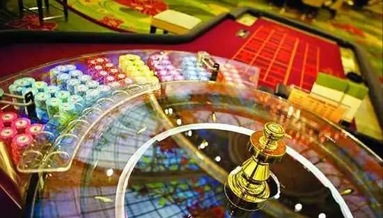 Simbol-simbol Mega Moolah dan nilai pembayarannya Simbol-simbol Mega Moolah termasuk singa, zebra, dan gajah dengan nilai pembayaran yang berbeda